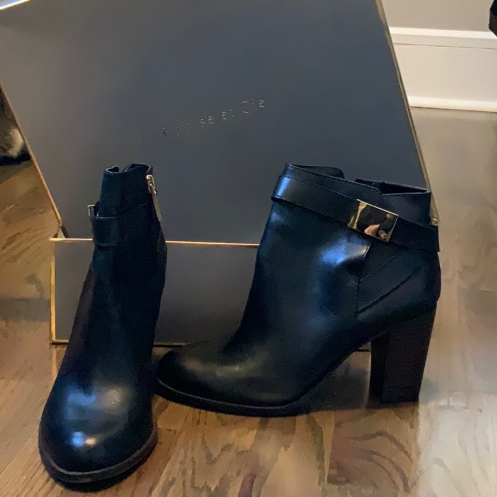 Black Booties w Gold Buckle (7M)